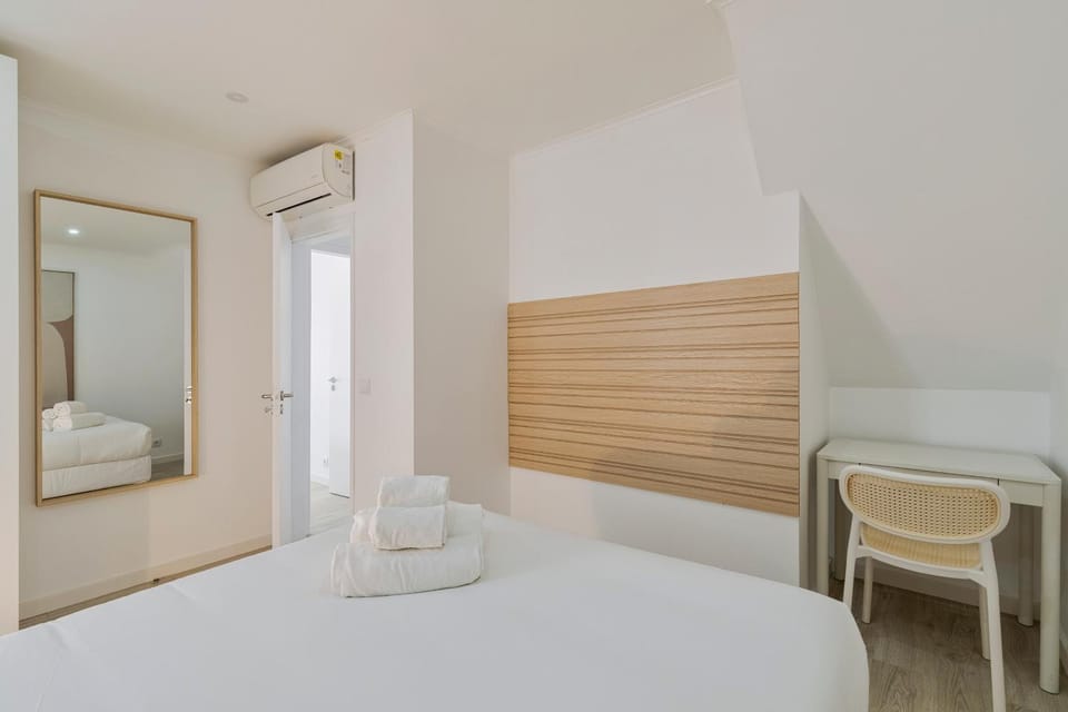 Bed, Photo of the whole room, Bedroom, towels, air conditioner