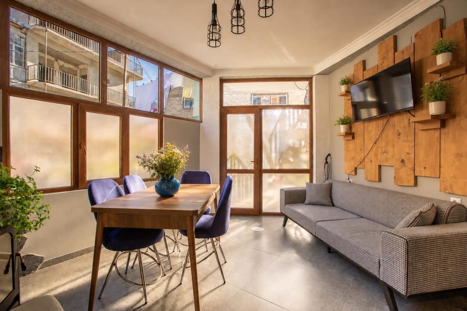 Bedroom, Mountain view