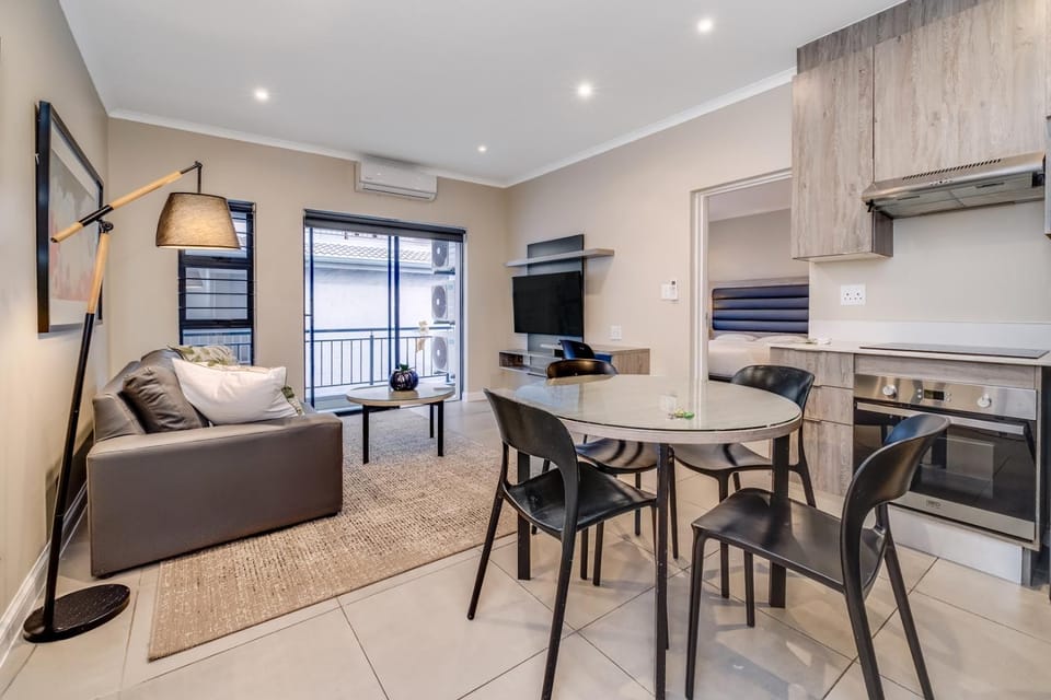 TV and multimedia, Kitchen or kitchenette, Living room, Seating area, Dining area
