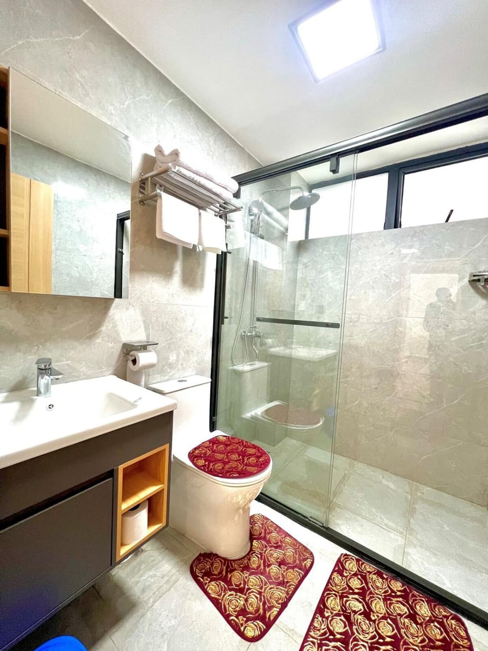Shower, Toilet, Bathroom, towels