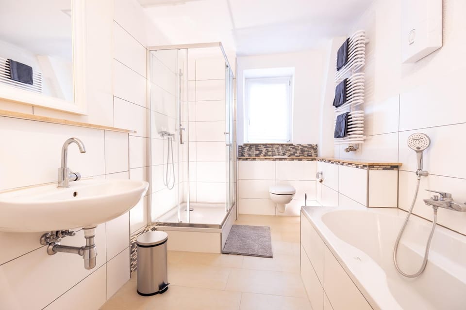 Shower, Toilet, Bathroom, Bath, towels
