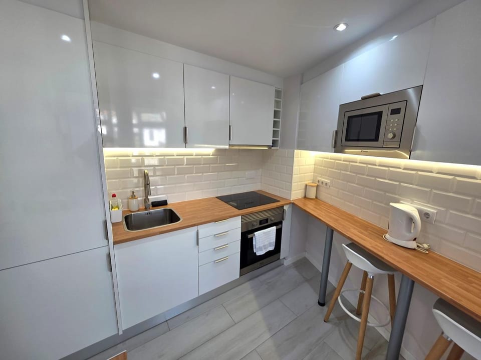 Kitchen or kitchenette, Dining area, oven, stove
