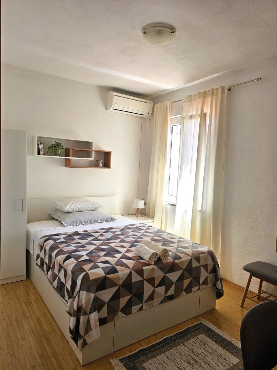 Bed, Photo of the whole room, Bedroom, air conditioner