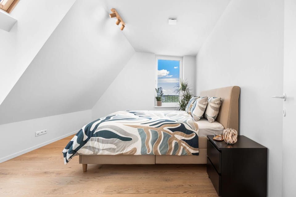 Bed, Living room, Photo of the whole room, Seating area, Bedroom