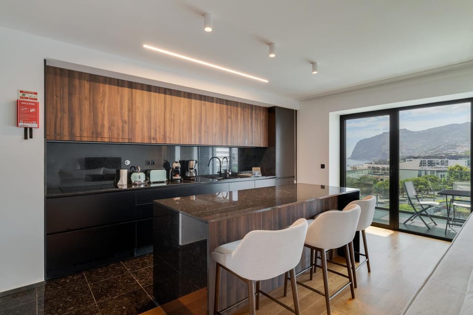 Coffee/tea facilities, Kitchen or kitchenette, Dining area, stove