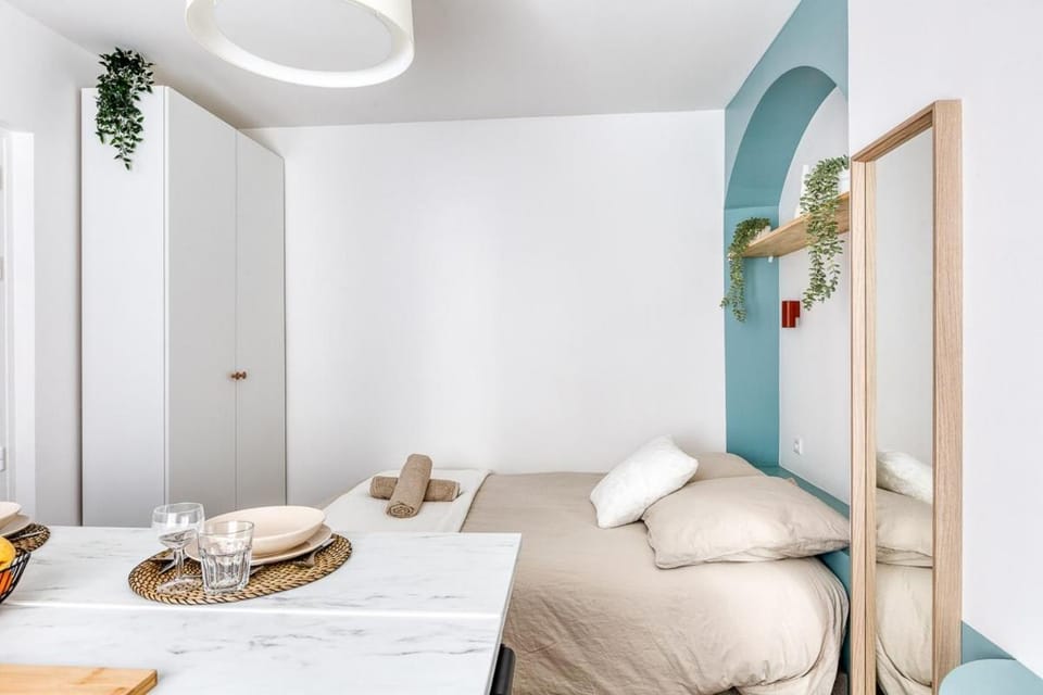 Bed, Living room, Photo of the whole room, Seating area, Dining area, Bedroom