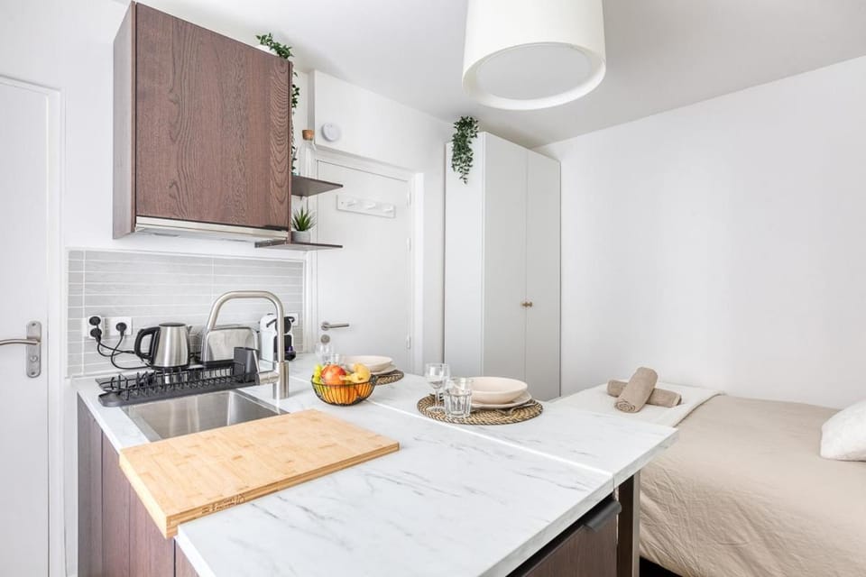 Bed, Coffee/tea facilities, Kitchen or kitchenette, Photo of the whole room, Dining area, Bedroom, stove, towels