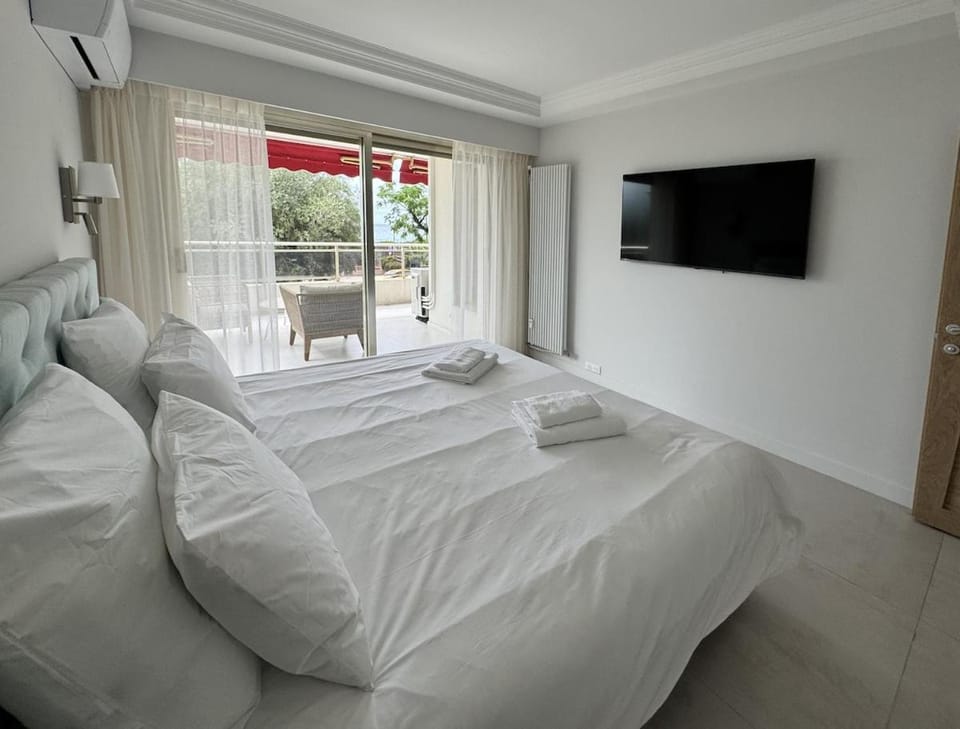 Bed, TV and multimedia, Photo of the whole room, Bedroom