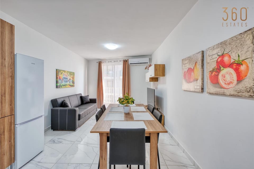TV and multimedia, Kitchen or kitchenette, Living room, Seating area, Dining area