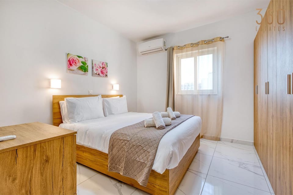 Bed, Photo of the whole room, Bedroom, towels, wardrobe