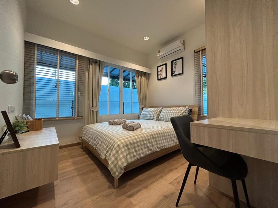 Bed, Photo of the whole room, Bedroom, air conditioner