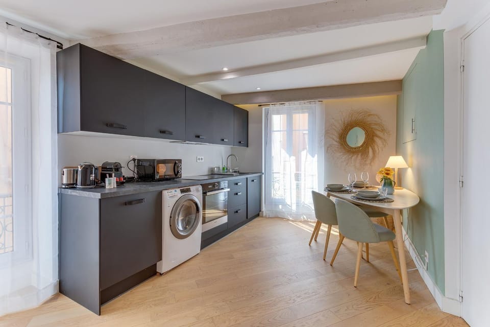 Coffee/tea facilities, Kitchen or kitchenette, Dining area, dishwasher, oven, stove, toaster, washing machine