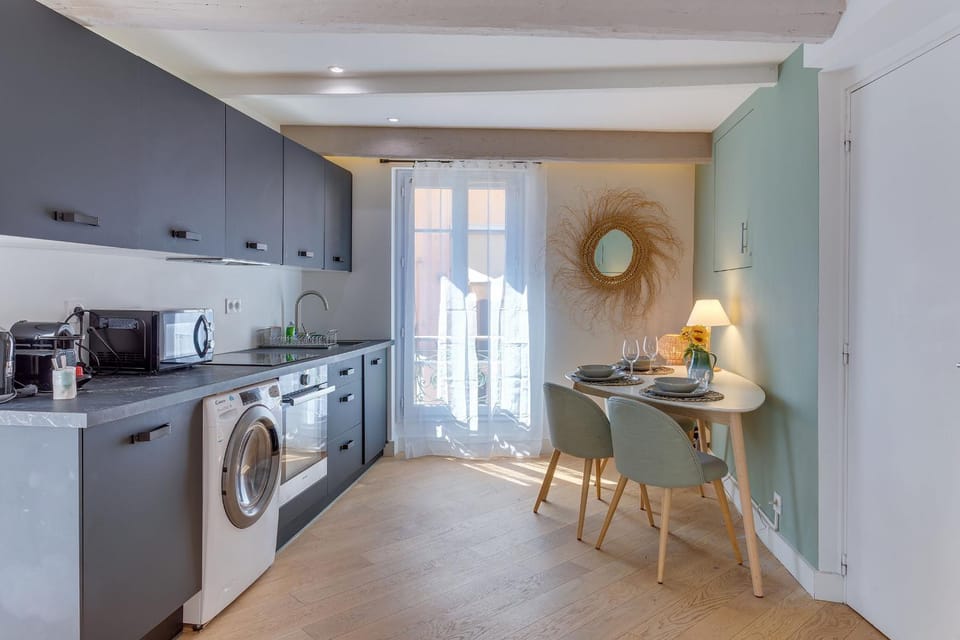 Coffee/tea facilities, Kitchen or kitchenette, Dining area, dishwasher, oven, stove, toaster, washing machine