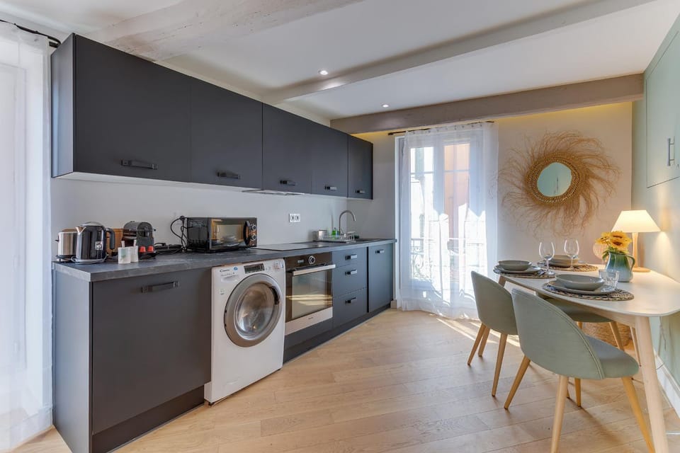 Coffee/tea facilities, Kitchen or kitchenette, Dining area, dishwasher, oven, stove, toaster, washing machine