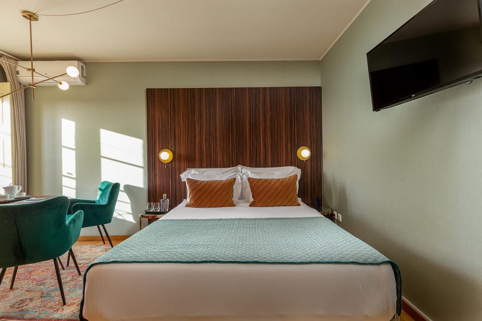 Bed, TV and multimedia, Photo of the whole room, Bedroom, hair dresser