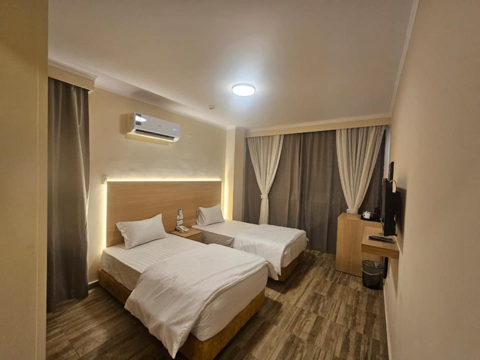 Bed, TV and multimedia, Photo of the whole room, Bedroom, towels, air conditioner