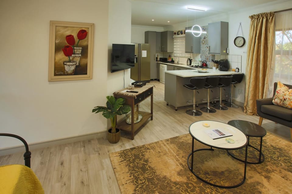 Kitchen or kitchenette, Seating area, Dining area