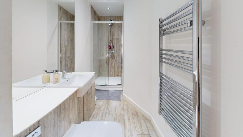 Shower, Toilet, towels