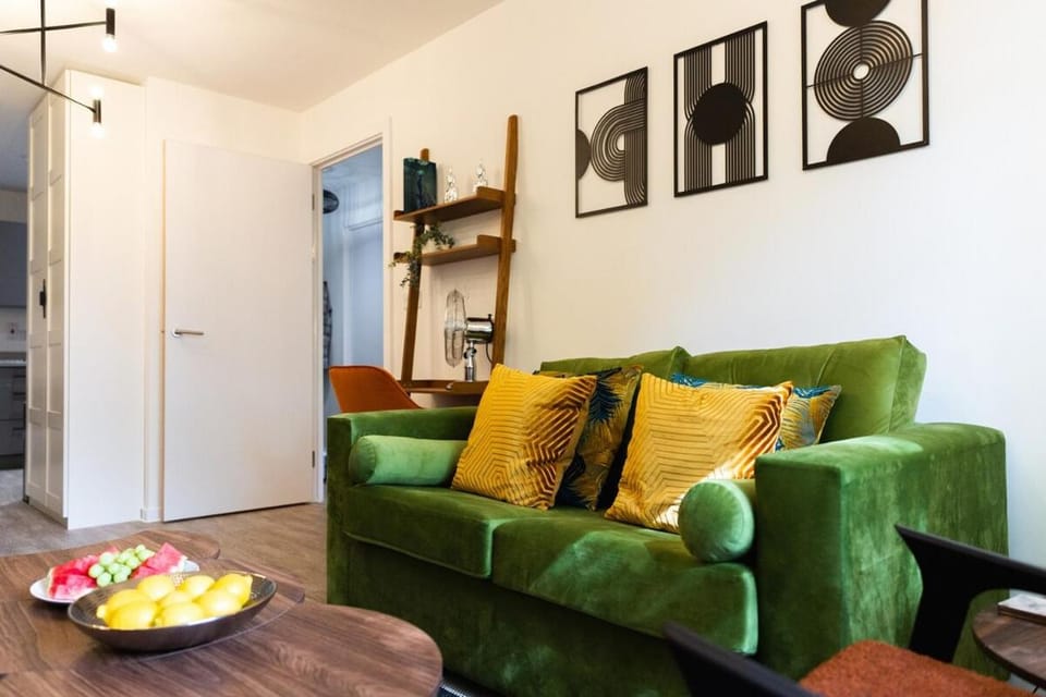 #57 Central Taunton 2BR APT - Sleeps 6 - 5 mins to Taunton Player Ready 2 - "Perfect For Contractors and Families - Free Parking" Apartment in Taunton