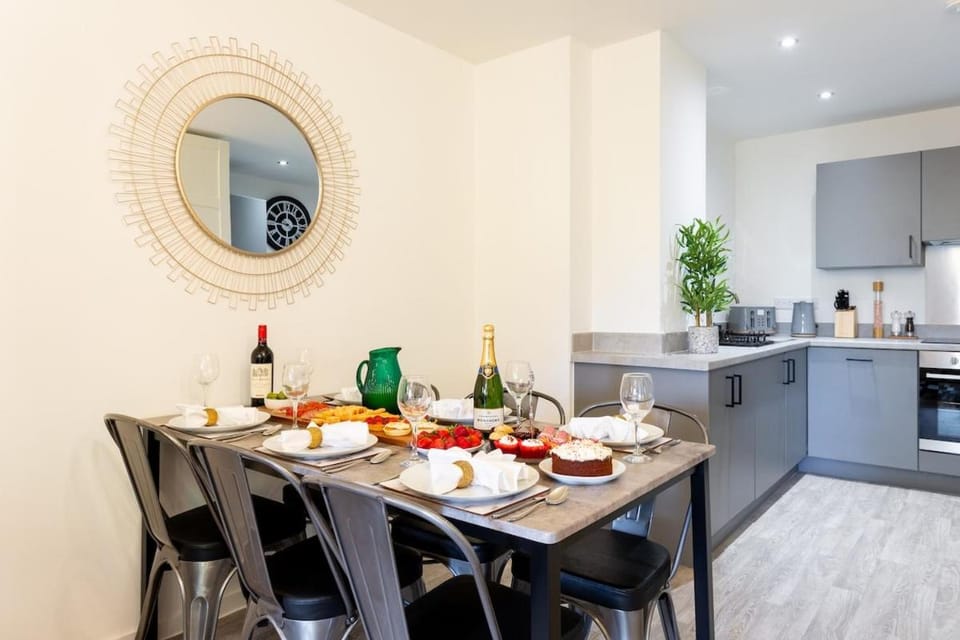 #57 Central Taunton 2BR APT - Sleeps 6 - 5 mins to Taunton Player Ready 2 - "Perfect For Contractors and Families - Free Parking" Apartment in Taunton