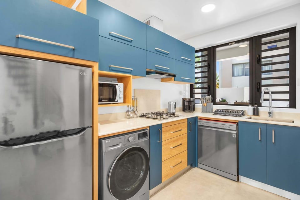Coffee/tea facilities, Kitchen or kitchenette, dishwasher, oven, stove, washing machine