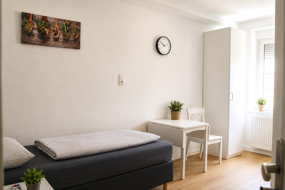 Bed, Seating area, Bedroom