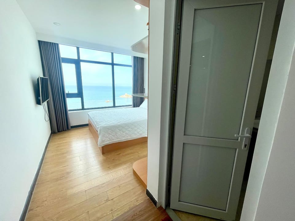 Bed, TV and multimedia, Photo of the whole room, Bedroom, wardrobe
