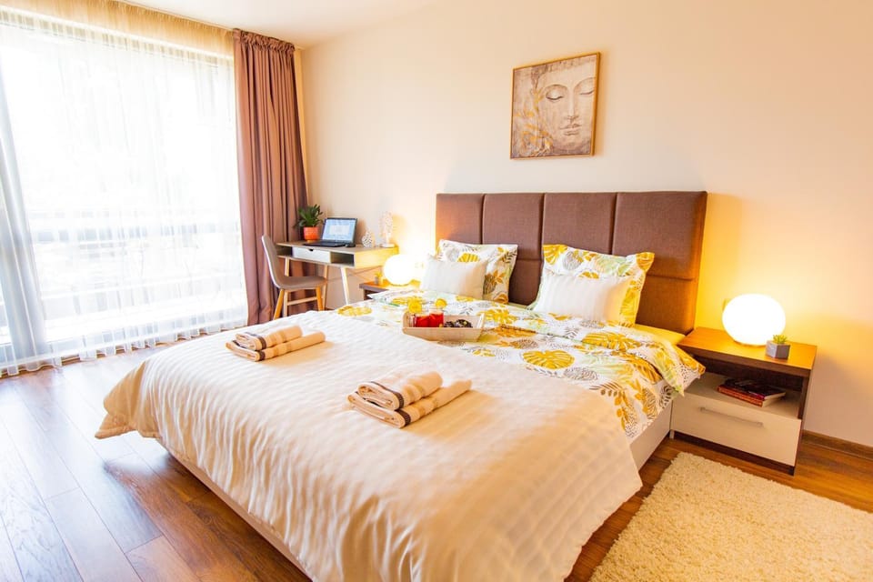 Bed, Photo of the whole room, Bedroom, towels
