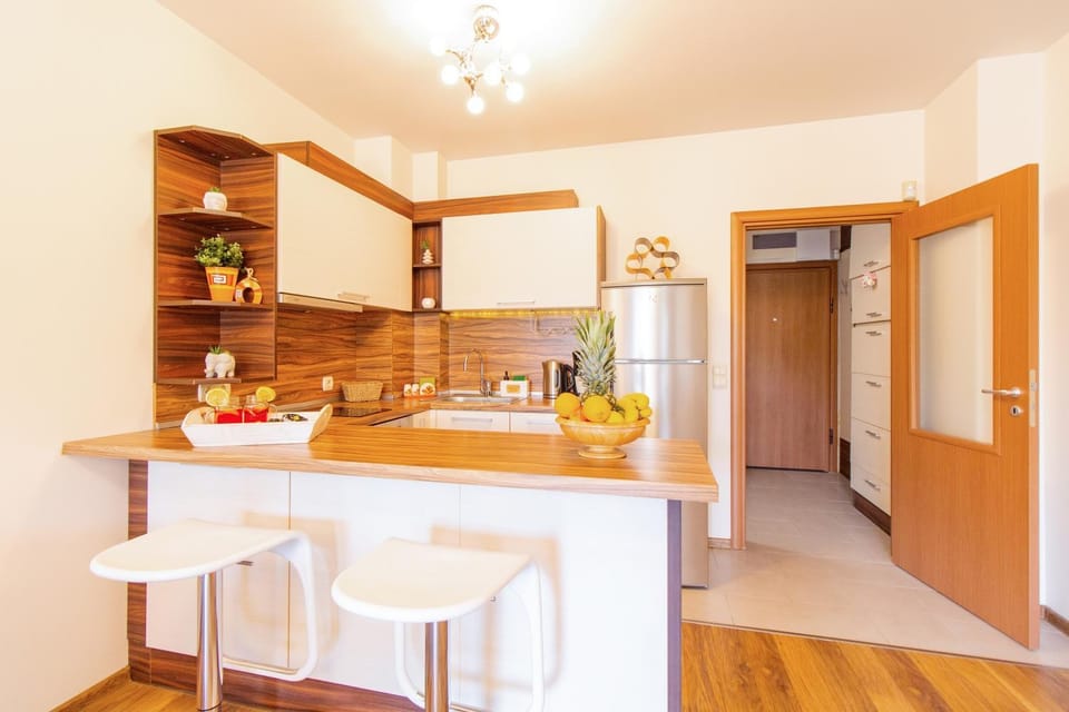 Kitchen or kitchenette, Dining area, oven