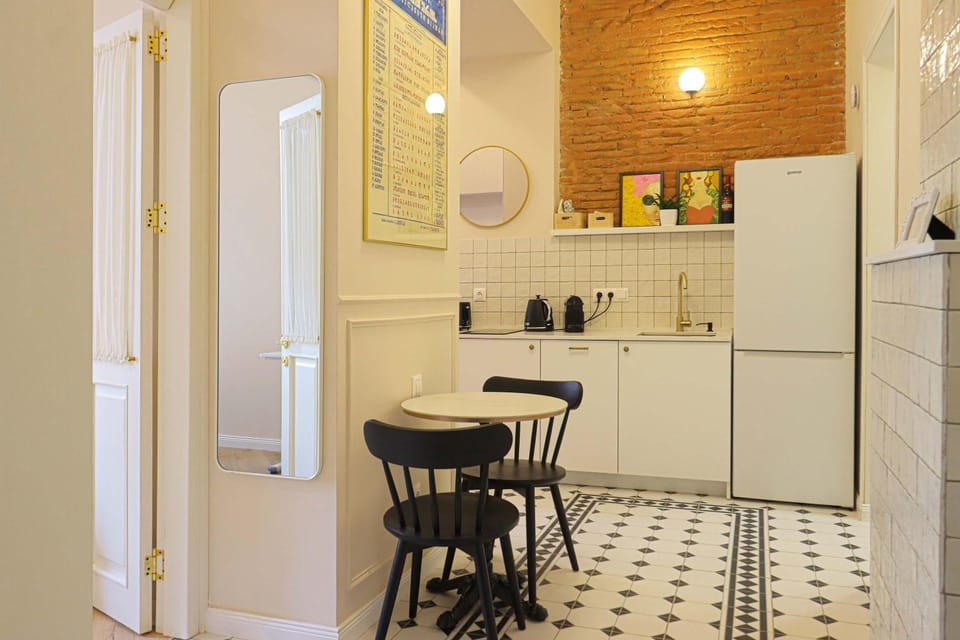 Kitchen or kitchenette, Dining area