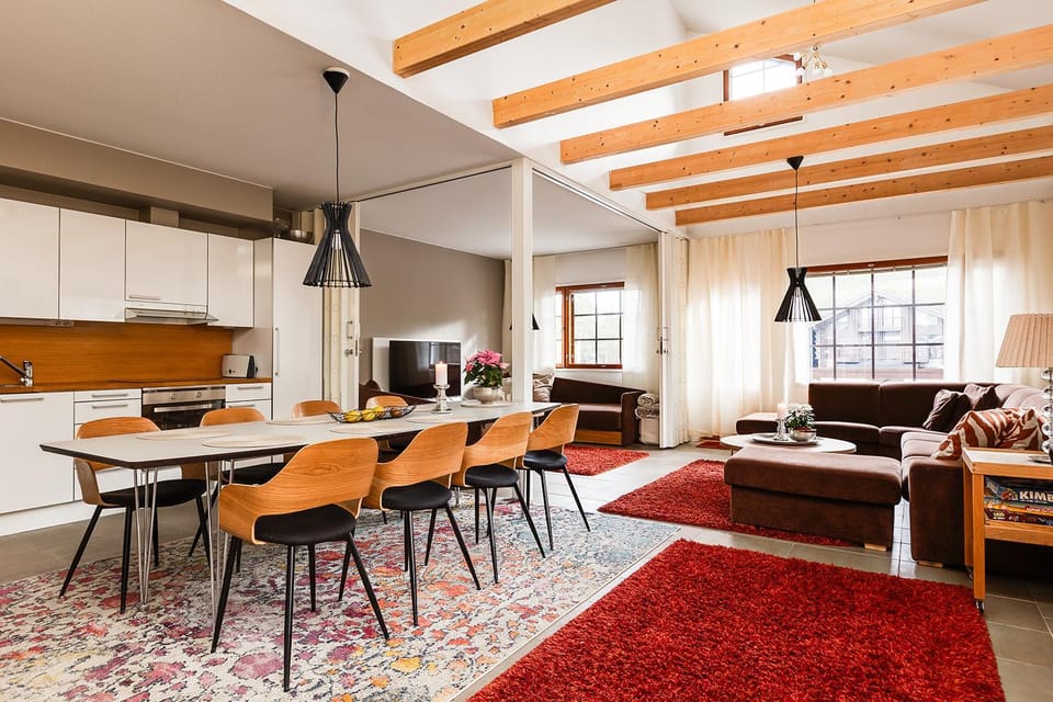Kitchen or kitchenette, Seating area