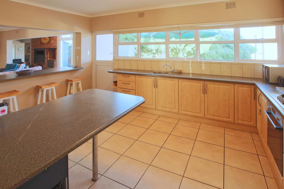 Kitchen or kitchenette, dishwasher