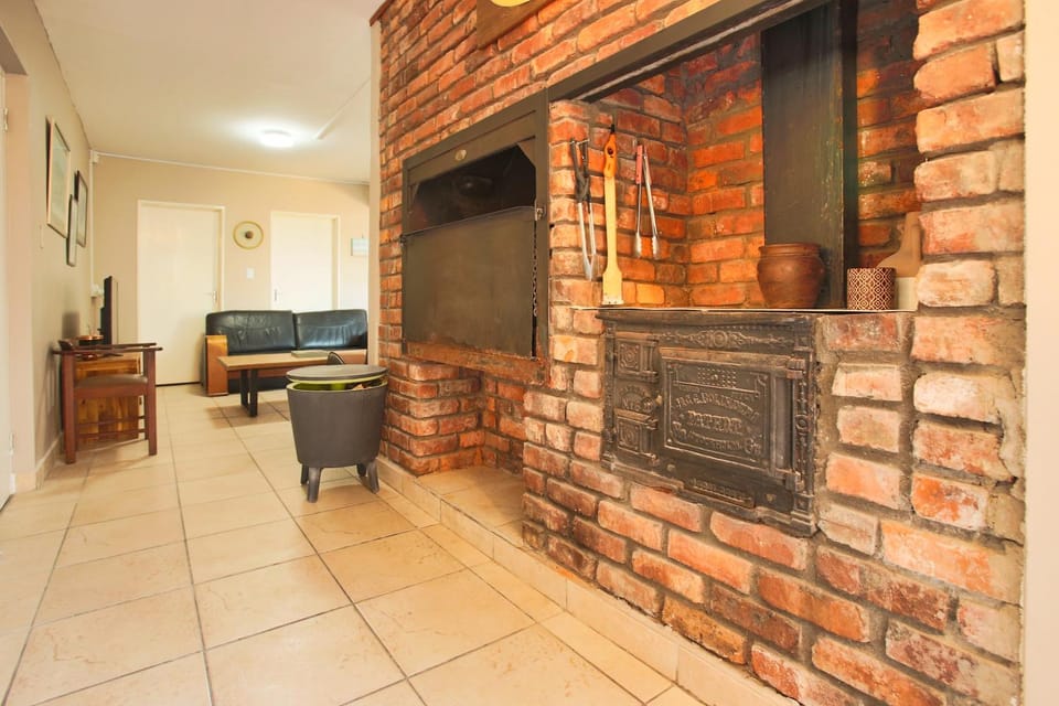 TV and multimedia, Seating area, fireplace