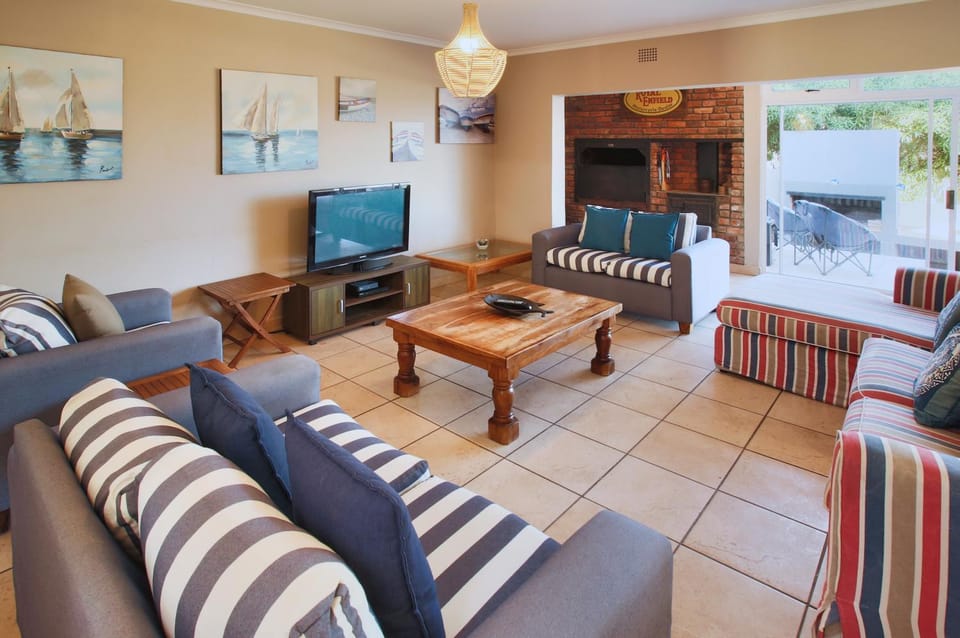 Communal lounge/ TV room, Living room, Seating area