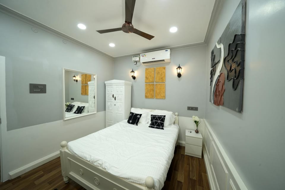 Bed, TV and multimedia, Photo of the whole room, Bedroom