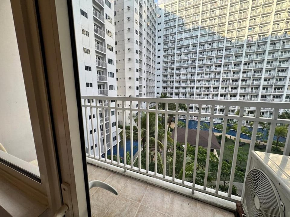 Shore Residences Banana Room with 2 Beds Good for 4 Guests Pool View Room 622 by Prime Stay Apartment in Pasay