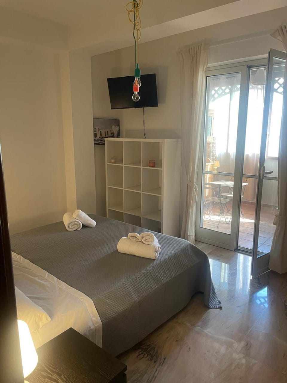 Bedroom, towels