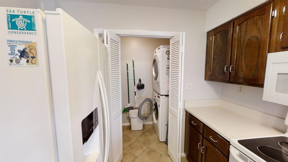 Kitchen or kitchenette, laundry