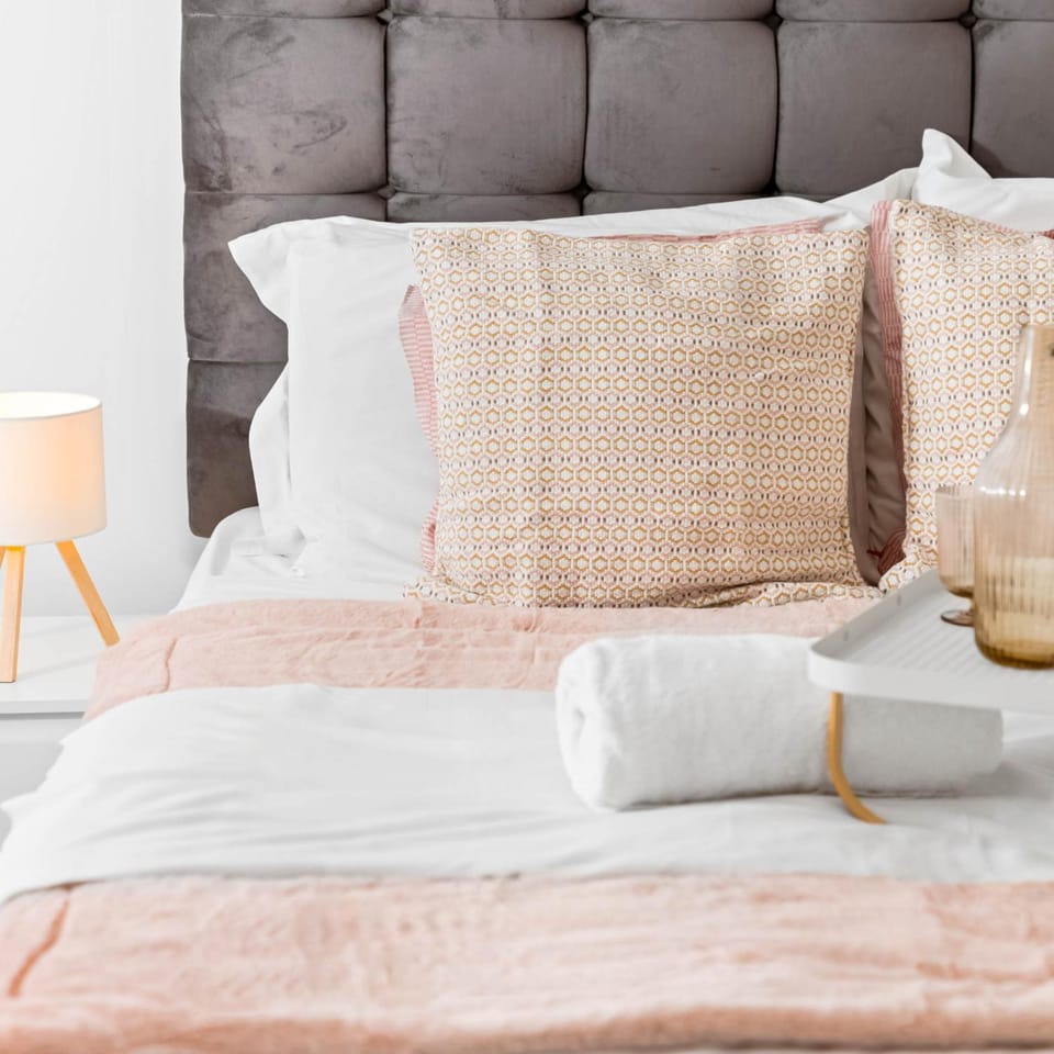 Bed, Bedroom, towels