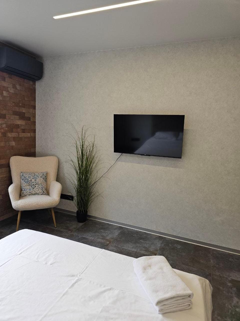 Bed, TV and multimedia, Photo of the whole room, Bedroom