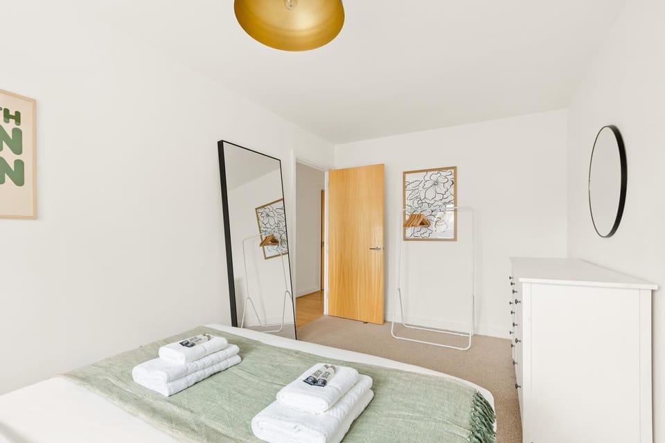 Bed, Bedroom, towels