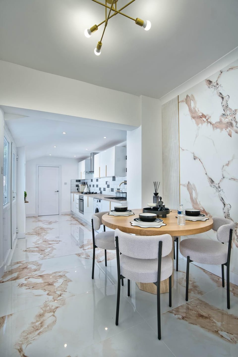 Kitchen or kitchenette, Dining area