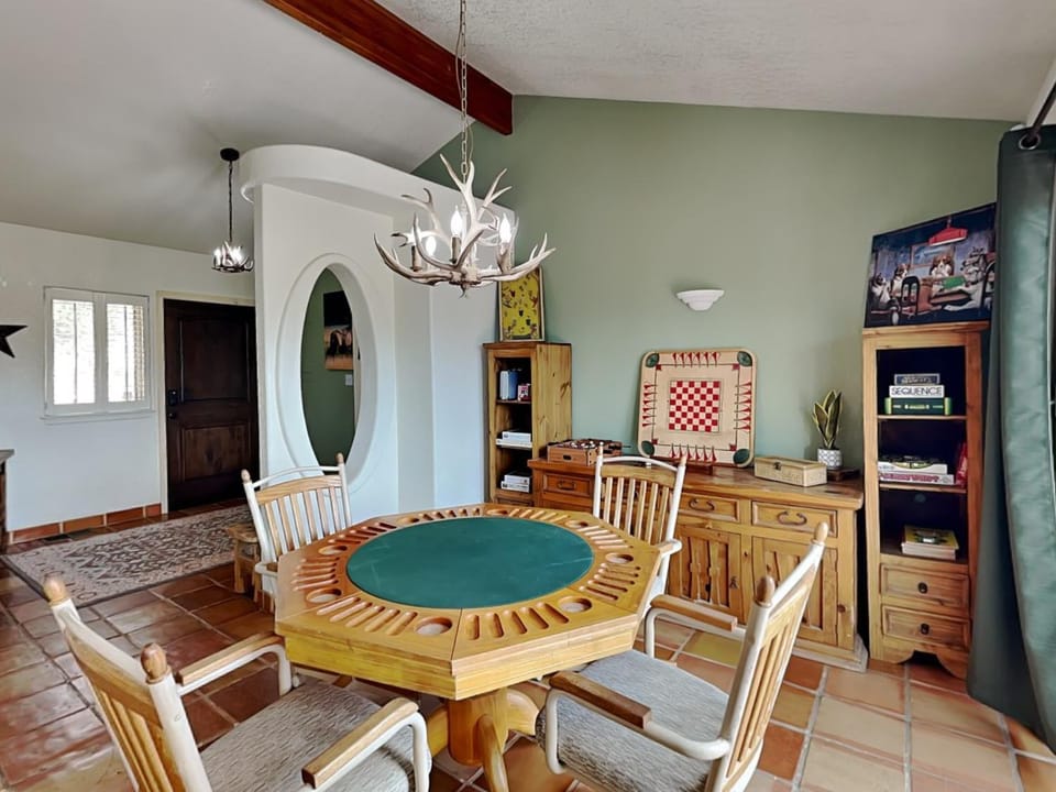 Game Room, Seating area, furniture