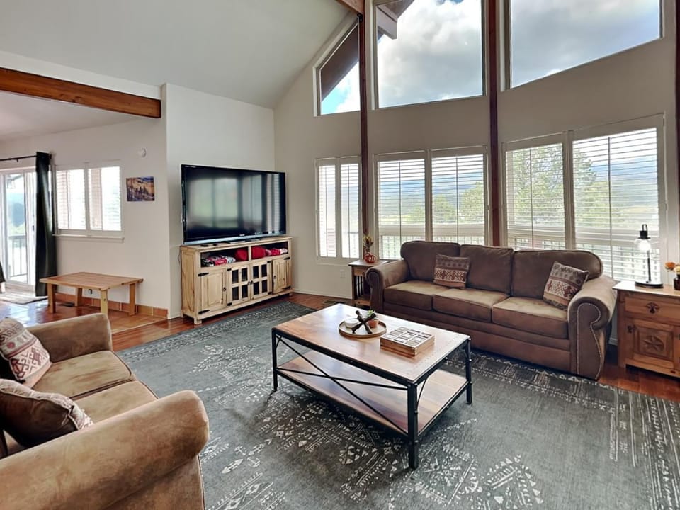 TV and multimedia, Living room, Seating area, furniture