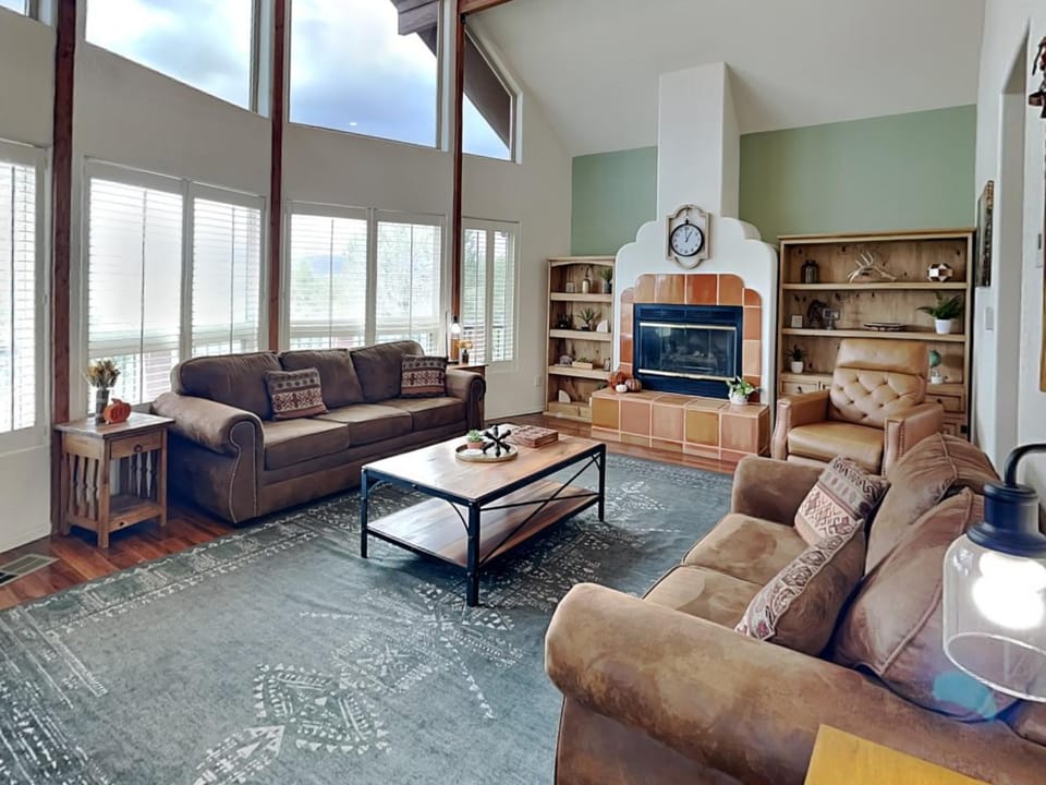Living room, Mountain view, fireplace, furniture