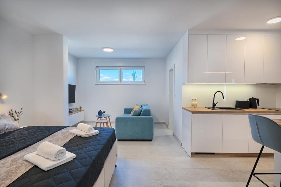 Bed, Coffee/tea facilities, Kitchen or kitchenette, Living room, Photo of the whole room, Seating area, Dining area, Bedroom, stove, toaster