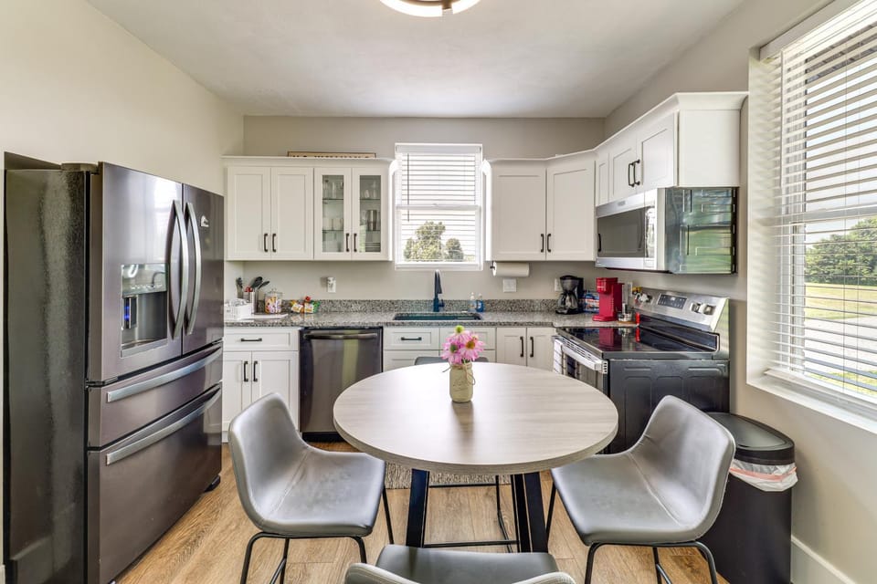 Remodeled Columbia Home: 14 Mi to St Louis House in Illinois