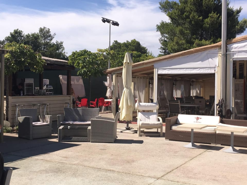 Restaurant/places to eat, Area and facilities