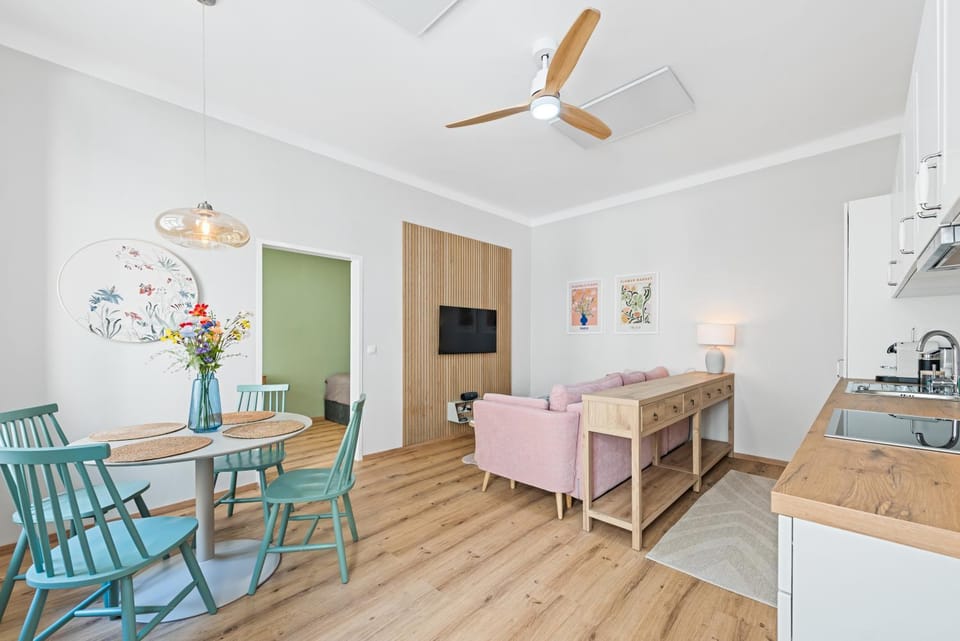 TV and multimedia, Living room, Seating area, Dining area