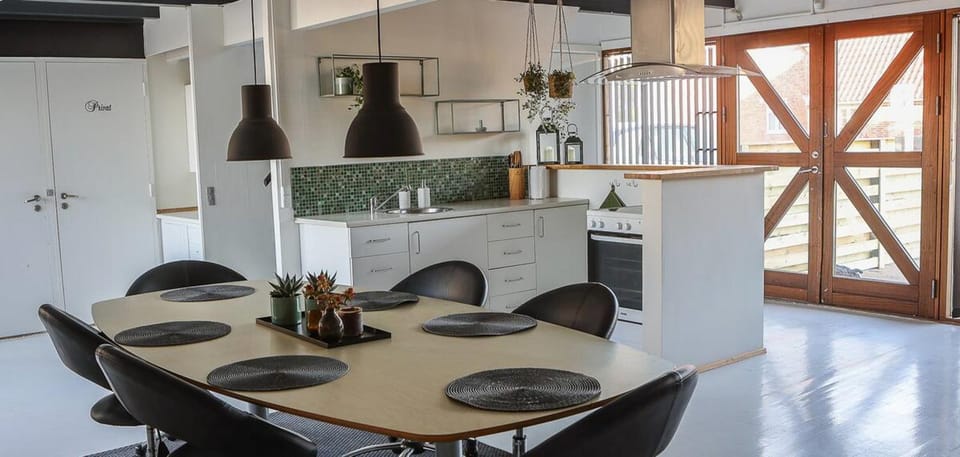 Kitchen or kitchenette, Dining area